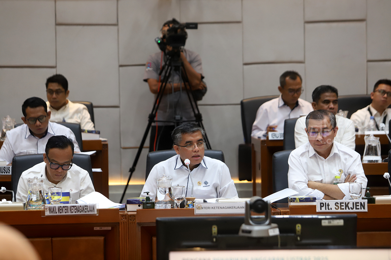 Raker Menteri Ketenagakerjaan Yassierli dengan Komisi IX DPR Bahas Permasalahan PHK Sektor Industri