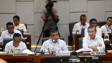 Raker Menteri Ketenagakerjaan Yassierli  dengan Komisi IX DPR Bahas Permasalahan PHK Sektor Industri 