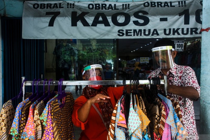 Ilustrasi - Wati, PKL Malioboro dengan masker dan pelindung di wajahnya menata pakaian dagangan di kawasan Jalan Malioboro, Yogyakarta, Senin (1/6/2020). ANTARA FOTO/Andreas Fitri Atmoko/hp.