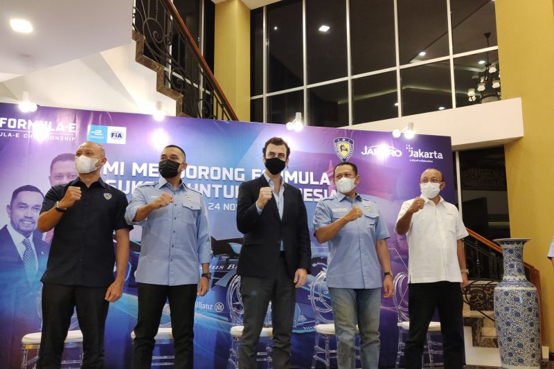 Co Founder Formula E Alberto Longo (tengah), Ketua Umum IMI Bambang Soesatyo (dua kanan), Sekretaris Jenderal Pengurus Pusat IMI Ahmad Sahroni (kedua kiri), Dirut PT Jakarta Propertindo (Jakpro) Widi Amanasto (kanan), Wakil Ketua IMI Bidang Olahraga Mobil Ananda Mikola (kiri) dalam acara jumpa pers terkait Formula E di Gedung Blackstone, Jakarta Pusat, Rabu (24/11/2021) malam. (ANTARA/Ricky Prayoga)