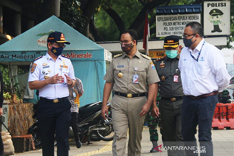 Gubernur DKI Jakarta Anies Baswedan (tengah) bersama Kepala Dinas Perhubungan DKI Jakarta Syafrin Liputo (kiri) dan Kepala Satuan Polisi Pamong Praja Arifin (dua kanan) meninjau pelaksanaan PSBB transisi di Terowongan Kendal, Jakarta Pusat, Senin (8/6/2020). ANTARA/HO-Pemprov DKI Jakarta/aa. (Humas Pemprov DKI Jakarta)