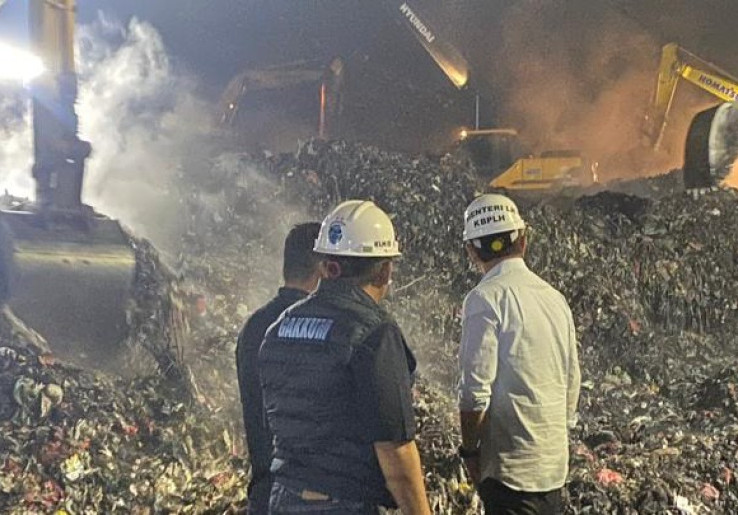 DLH DKI Tunda Pengiriman Sampah ke Bantargebang, Demi Evakuasi Korban Longsor