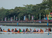 Masyarakat Kota Tangerang Mencoba Perahu Naga