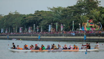 Masyarakat Kota Tangerang Mencoba Perahu Naga