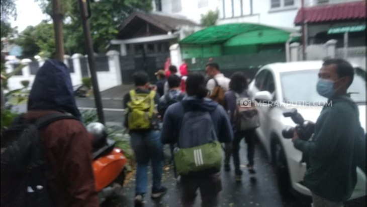 KPK menggeledah rumah Ihsan yang berlokasi di Jalan Kayu Putih Selatan 1, Nomor 16, Pulo Gadung, Jakarta Timur. (Foto: MP/Ponco Sulaksono)