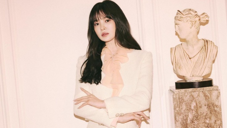 Kenakan Gaun Fendi, Song Hye-kyo Tampil Memukau di Met Gala 2023