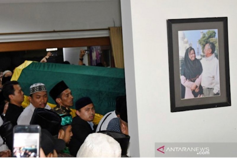 Sejumlah kerabat mengangkat keranda jenazah KH Salahuddin Wahid atau Gus Sholah di rumah duka di Mampang Prapatan, Jakarta, Minggu (2/2/2020) malam. (ANTARA FOTO/Aditya Pradana Putra/pras)