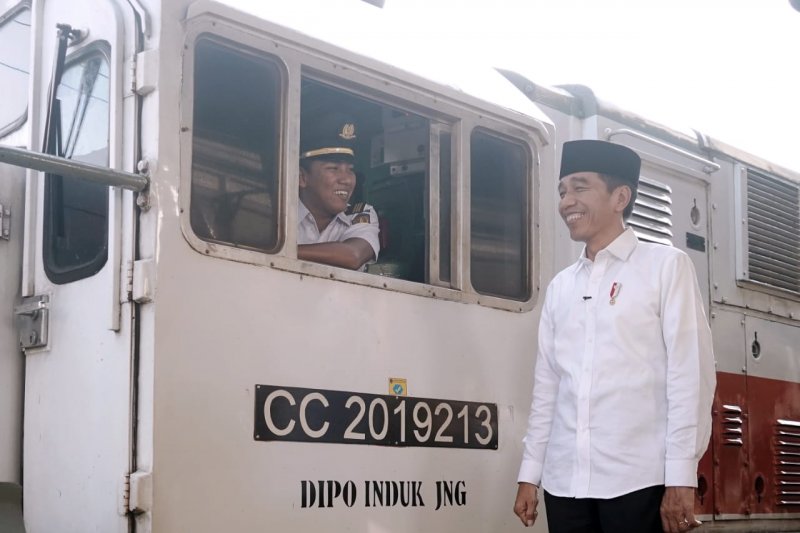 Presiden Jokowi melepas keberangkatan kereta yang mengantar pemudik pulang kampung dan menyampaikan ucapan selamat Hari Raya Idul Fitri 1440 Hijriah. (ANTARA/HO/ Biro Pers Setpres RI/Agus Salim).