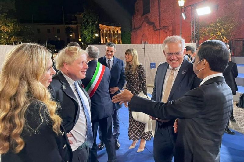 Presiden Jokowi bersama pemimpin negara G20 menghadiri pertunjukan kebudayaan sebelum pelaksanaan jamuan makan malam resmi oleh Presiden Italia, di Roma, Sabtu (30/10/2021). ANTARA/HO-Biro Pers Sekretariat Presiden.