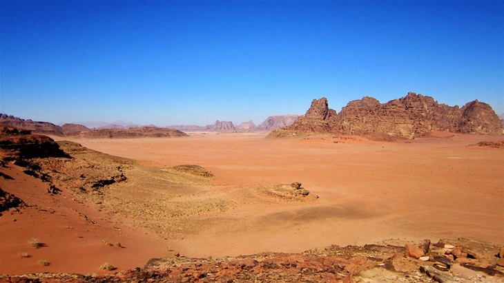 Wadi Rum sebagian terdiri dari jurang-jurang terjal. (Foto: Pixabay/MaudCuenin)