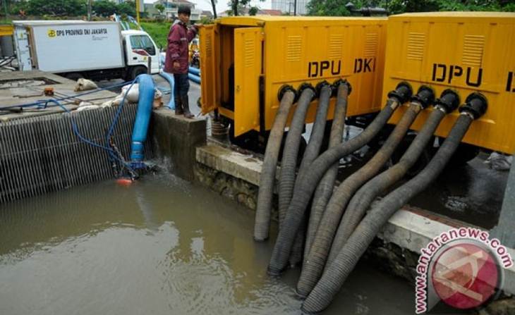 Mesin pompa pengendali banjir mobile. (ANTARA FOTO/Andika Wahyu)