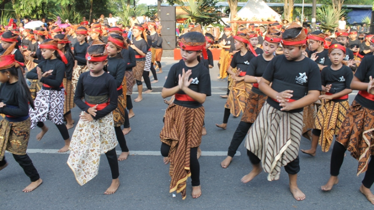 Para penari saat mengikuti gelaran Solo Menari 24 Jam di kawasn Jalan Jenderal Sudirman tahun 2016 kemarin. (Merahputih / Raditya Erwiyanto)