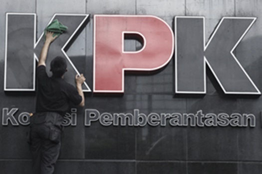 Boyamin Bawa Istri-Anak Terpidana Kasus Century Geruduk KPK, Mau Apa?