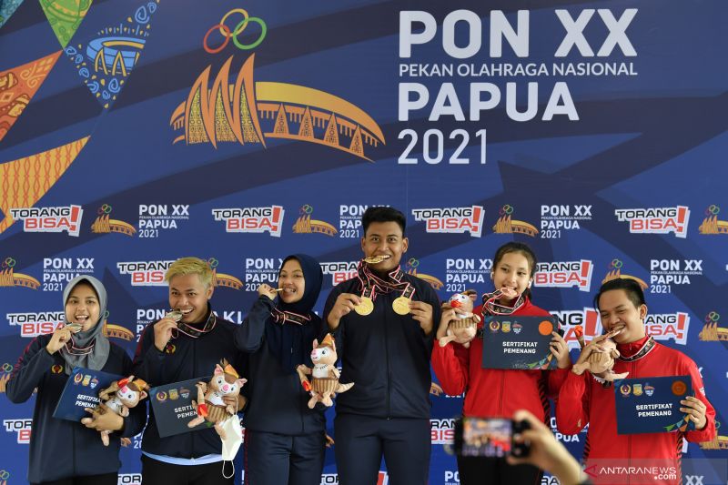 Penhyerahan mendali PON. (Foto: Antara)