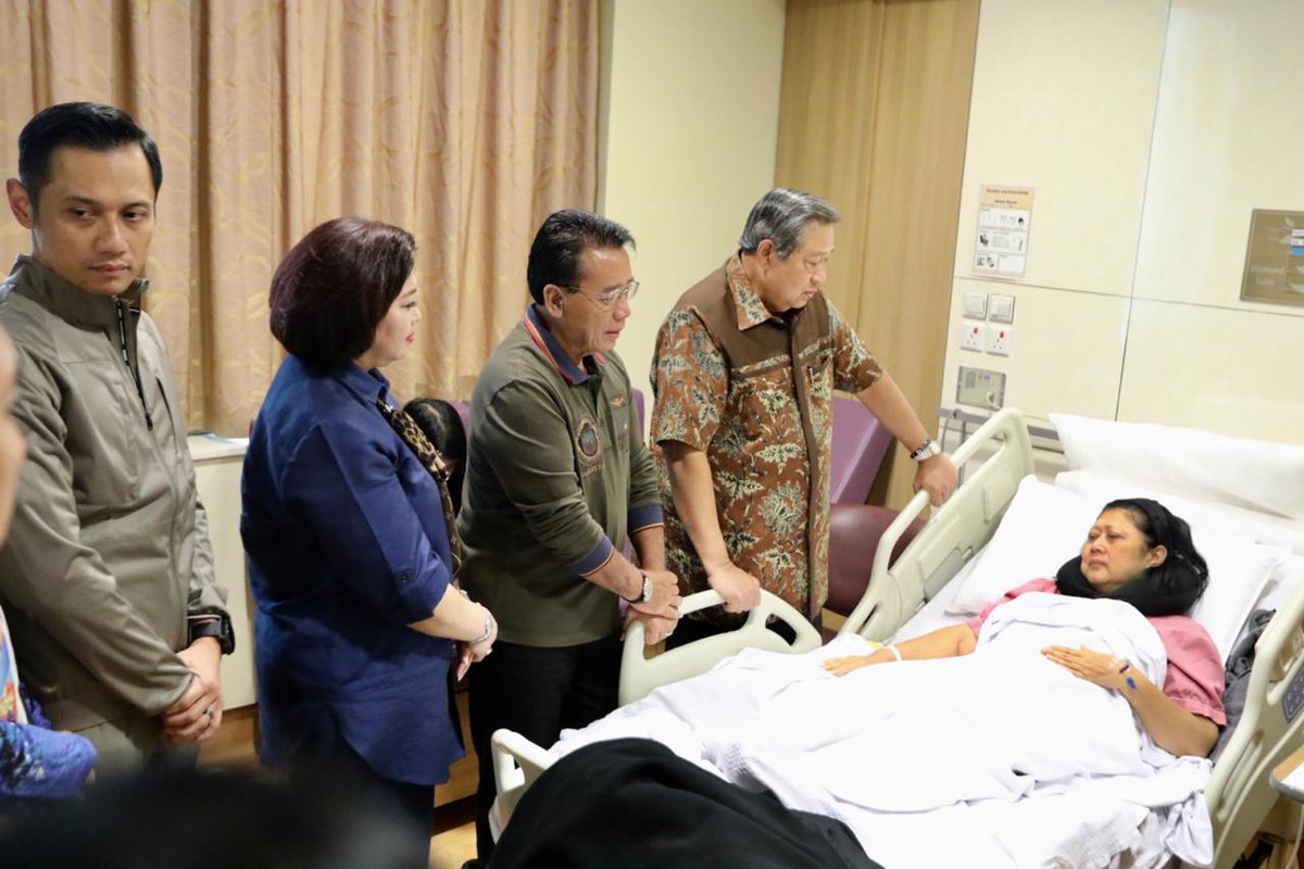 Ani Yudhoyono tengah menjalani perawatan leukimia di Singapura