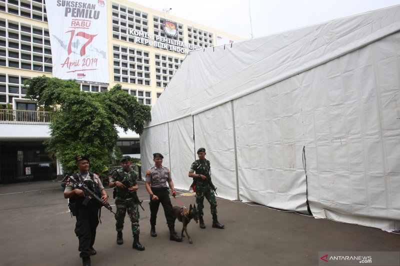 Sejumlah anggota kepolisian melakukan pengamanan di area sekitar Gedung KPU, Jakarta Pusat