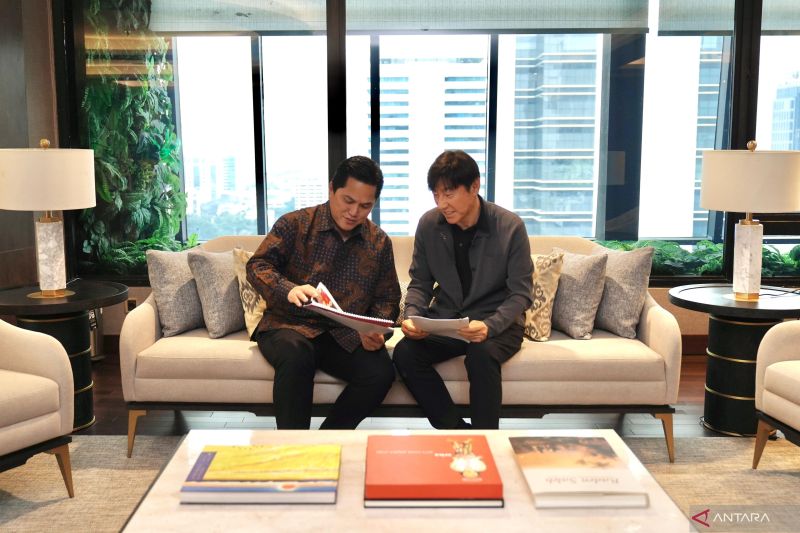 Pelatih timnas Indonesia, Shin Tae-yong (kanan), saat menemui Ketua Umum PSSI, Erick Thohir (kiri), di Jakarta, Rabu (13/3).