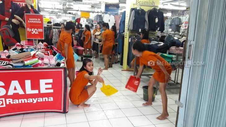 3 Jam Hujan Deras, SPG-SPG Cantik Kuras Air di Mal