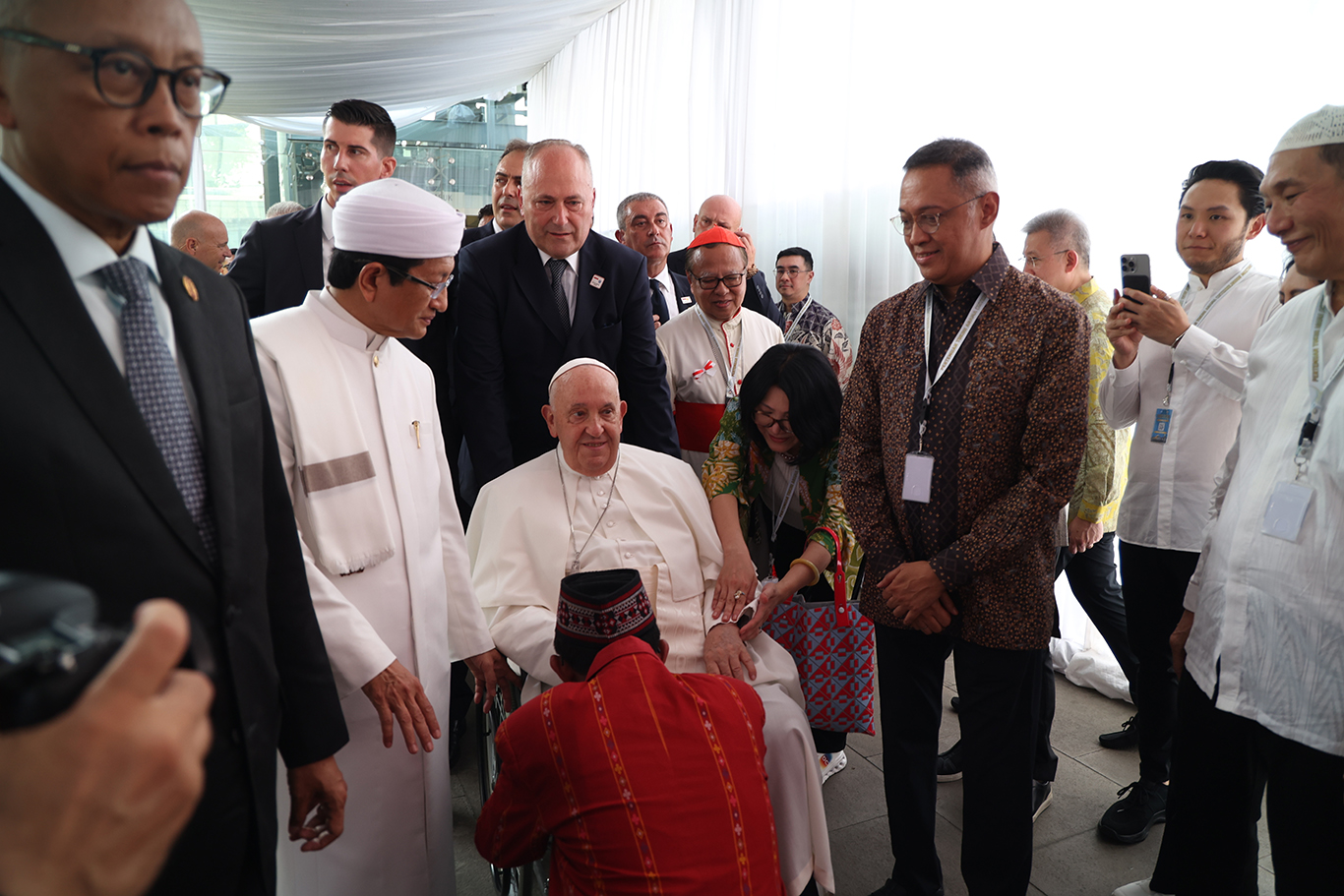 Pemimpin Tertinggi Gereja Katolik sedunia dan Kepala Negara Vatikan Paus Fransiskus saat memasuki Masjid Istiqlal, Jakarta, Kamis (5/9/2024).