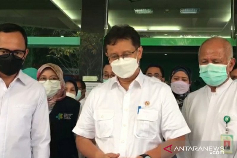 Menteri Kesehatan Budi Gunadi Sadikin, memberikan keterangan kepada pers di halaman Rumah Sakit Jiwa Marzoeki Mahdi (RSJMM), di Kota Bogor, Selasa (1/6/2021) (ANTARA/Riza Harahap)