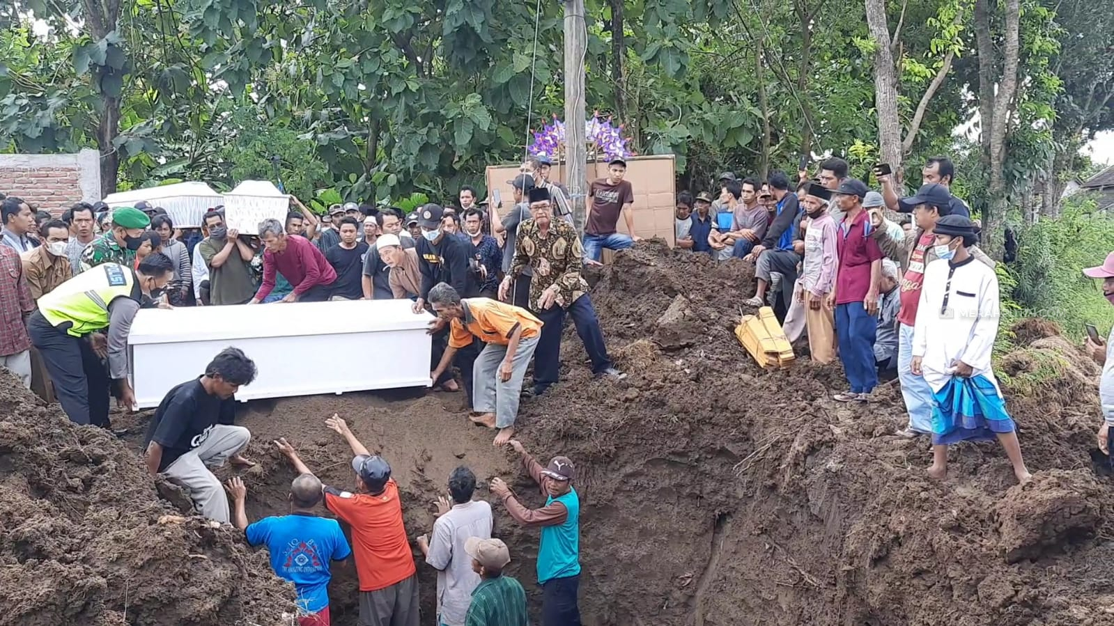 Isak Tangis Warnai Pemakaman Enam Korban Lakalantas asal Desa Mranggen Sukoharjo