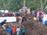 Isak Tangis Warnai Pemakaman Enam Korban Lakalantas asal Desa Mranggen Sukoharjo