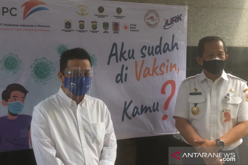 Wakil Gubernur DKI Jakarta Ahmad Riza Patria (kiri) bersama Wali Kota Jakarta Utara Ali Maulana Hakim (kanan) di halaman Masjid Raya Jakarta Islamic Center, Koja, Jakarta Utara, Minggu (11/7/2021). (ANTARA/Abdu Faisal)