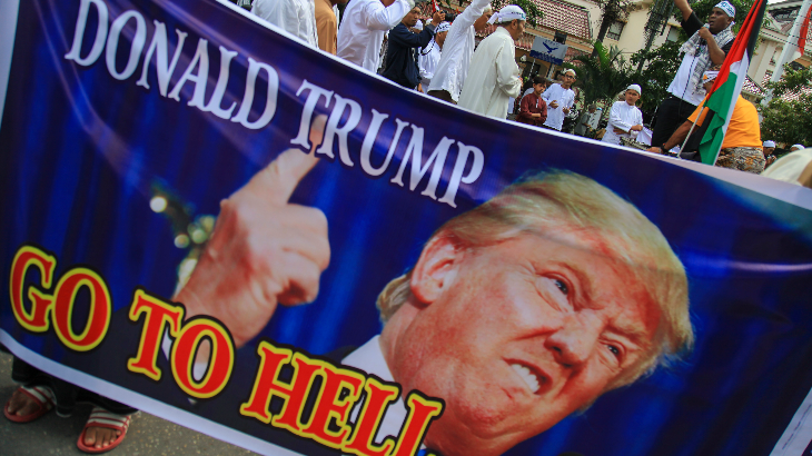 Ikut Aksi Bela Palestina, Anggota DPRD Kalsel Injak Gambar Trump 