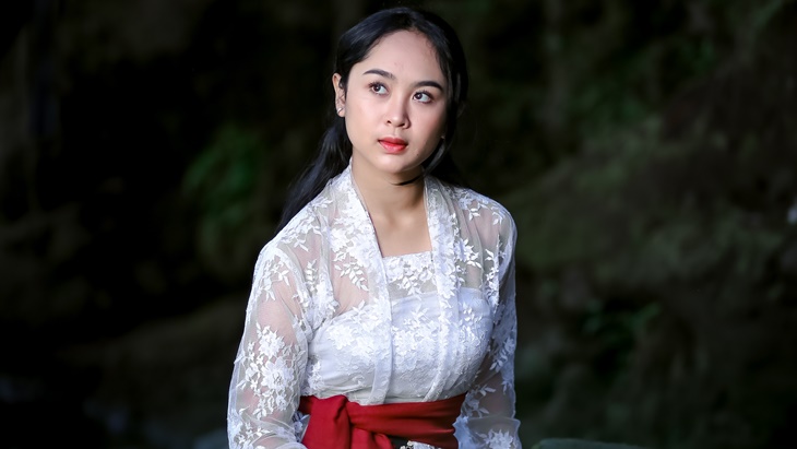 Ganti Status Outfit dari Baju Kasual ke Kebaya