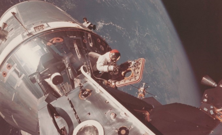 Para astronot akhirnya juga merangkap sebagai fotografer untuk memotret berbagai keajaiban yang terjadi di angkasa luar. (Foto: Christie's)