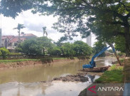 Pengerukan Kali Pesanggrahan Capai 90 Persen, 22 Meter Kubik Lumpur Sedimen Diangkut Setiap Hari