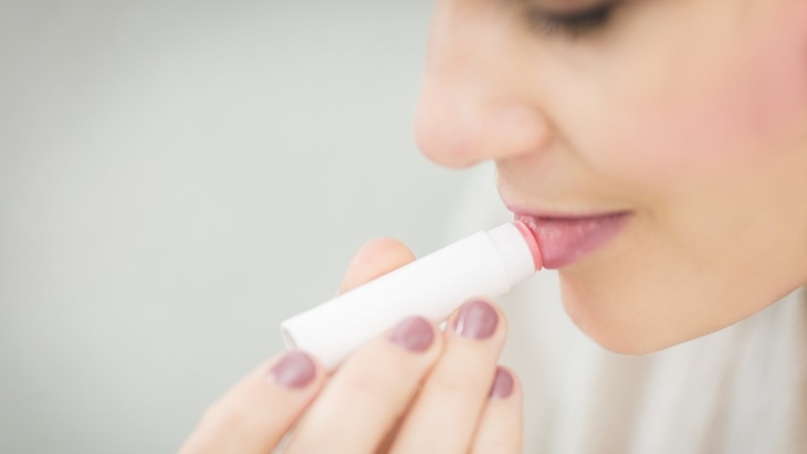 Tetap Segar ke Kantor, Berikut Tips Atasi Bibir Kering saat Berpuasa