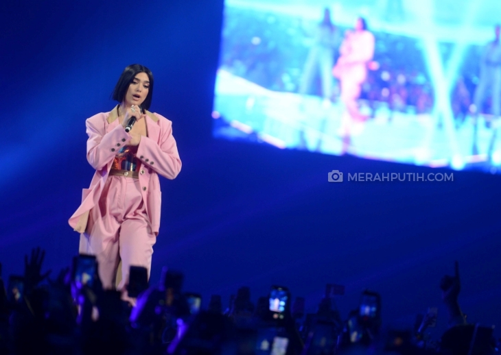 Dua Lipa saat di atas panggung (MP/Albi)