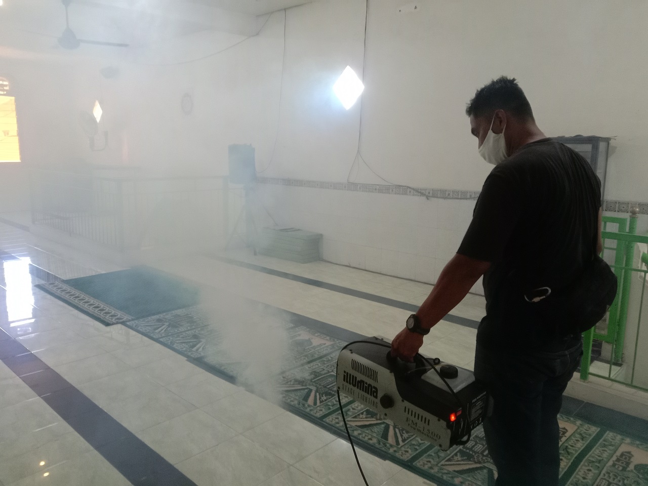 Bejo saat menyemprot disinfektan di beberapa Masjid. Foto: MP/Budi Lentera