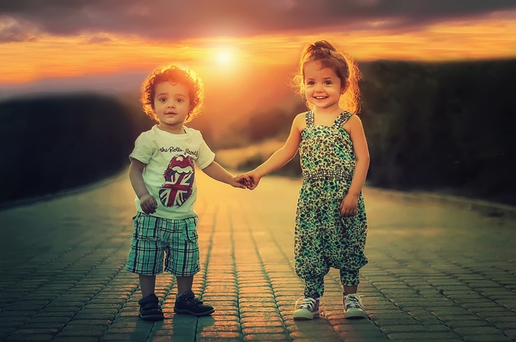 Tidak diajarkan bersosialisasi bisa membuat anak pemalu. (Foto: Pixabay/Bessi)