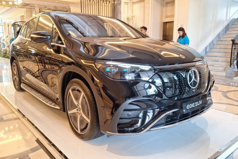 Mercedes-Benz EQE SUV saat dipamerkan di Le Parc Residences, Jakarta Pusat, Kamis (20/6). Foto: ANTARA/Pamela Sakina