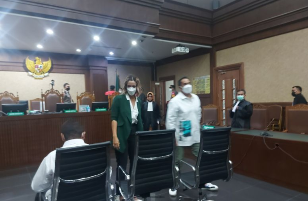 Putusan Hakim Buat Nia Ramadhani Bercucuran Air Mata, Suaminya Tak Bisa Berkata-kata
