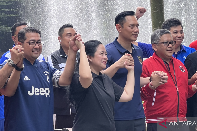 Sekretaris Jenderal Partai Demokrat Teuku Riefky Harsya (paling kiri), Ketua DPP PDI Perjuangan Puan Maharani (kedua kiri), Ketua Umum Partai Demokrat Agus Harimurti Yudhoyono (kedua kanan), serta Sekretaris Jenderal PDI Perjuangan Hasto Kristiyanto (paling kanan) usai konferensi pers di Plataran Hutan Kota Gelora Bung Karno, Jakarta Pusat, Minggu (18/6/2023). ANTARA/Putu Indah Savitri.