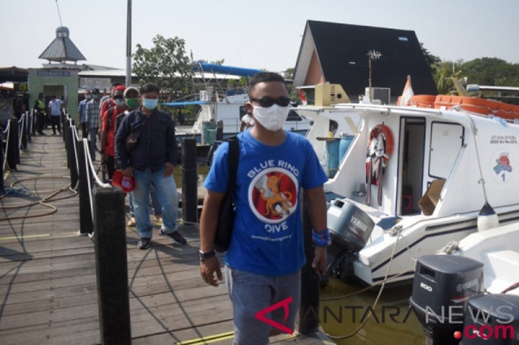Sejumlah wisatawan berjalan menuju kapal di dermaga penumpang Marina Ancol, DKI Jakarta, Sabtu (13/6/2020). Simulasi pemberangkatan wisatawan ke Kepulauan Seribu merupakan upaya Pemerintah Provinsi DKI Jakarta untuk menggeliatkan usaha pariwisata saat pandemi virus corona (COVID-19). ANTARA/Fauzi Lamboka