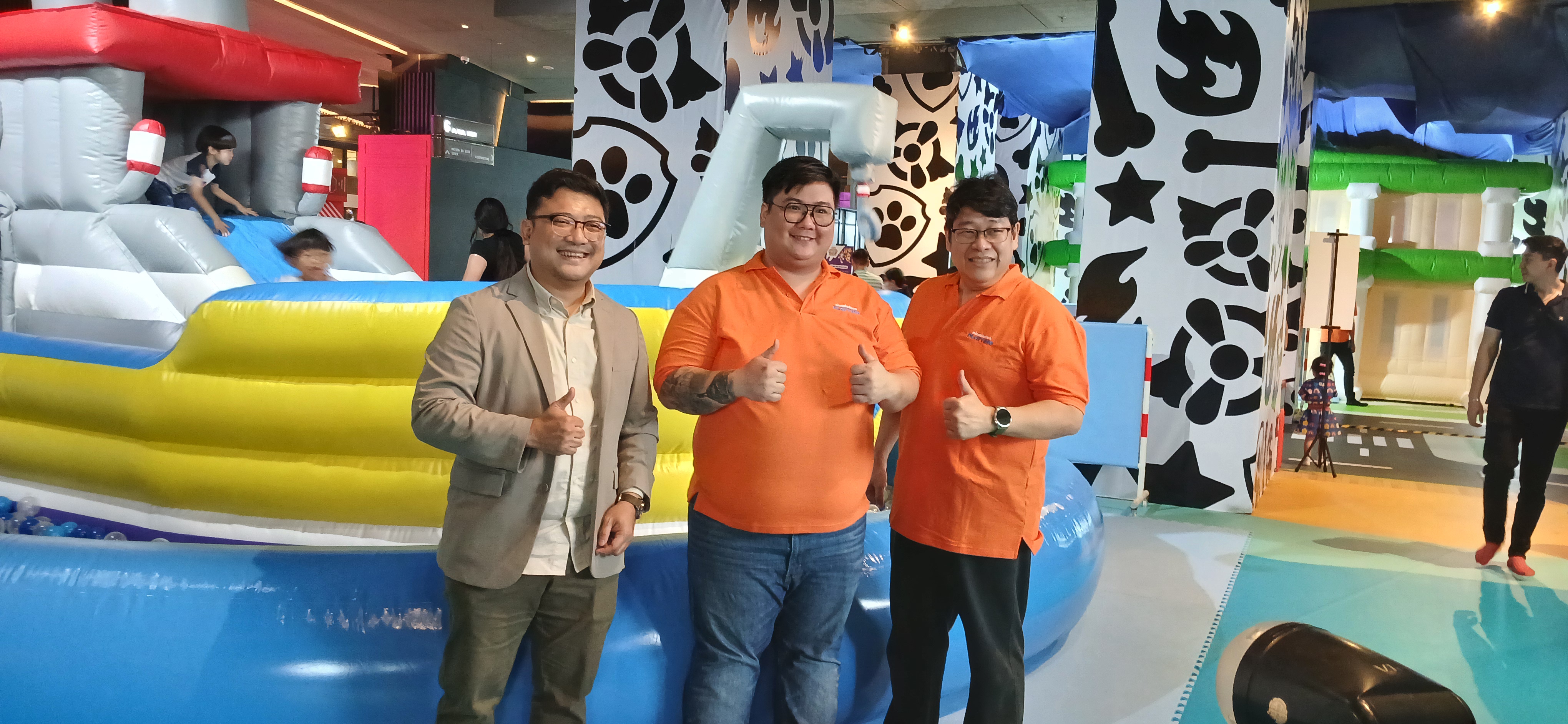 General Manager Mall and Apartements Carstensz Kantoro Permadi, Daniel Darwin dari pihak CPCM dan Chandra Sugiono mewakili pihak Provaliants Group di peresmian "Paw Patrol Adventure Bay Bounce" lobi Cartensz Mall, Tangerang, Senin (23/12)