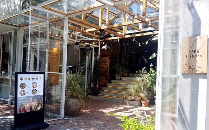 Bagian pintu masuk Kafe Mignon. (Foto: istyle.id)