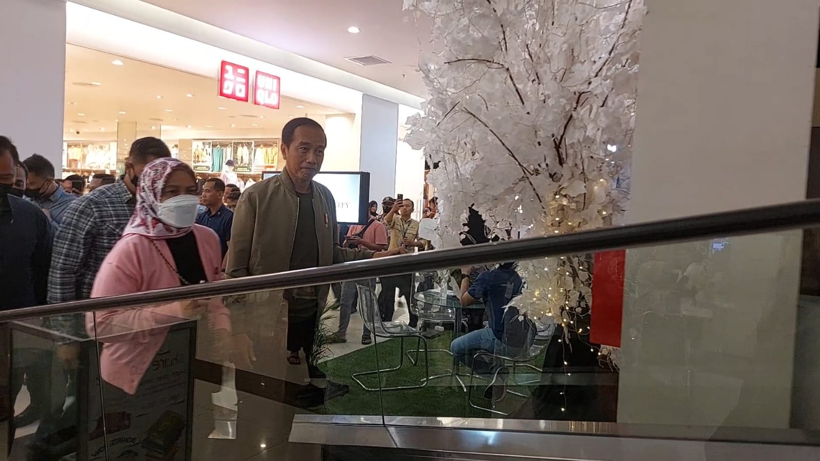 Jokowi Ajak Iriana Nonton Film Action di XXI Solo