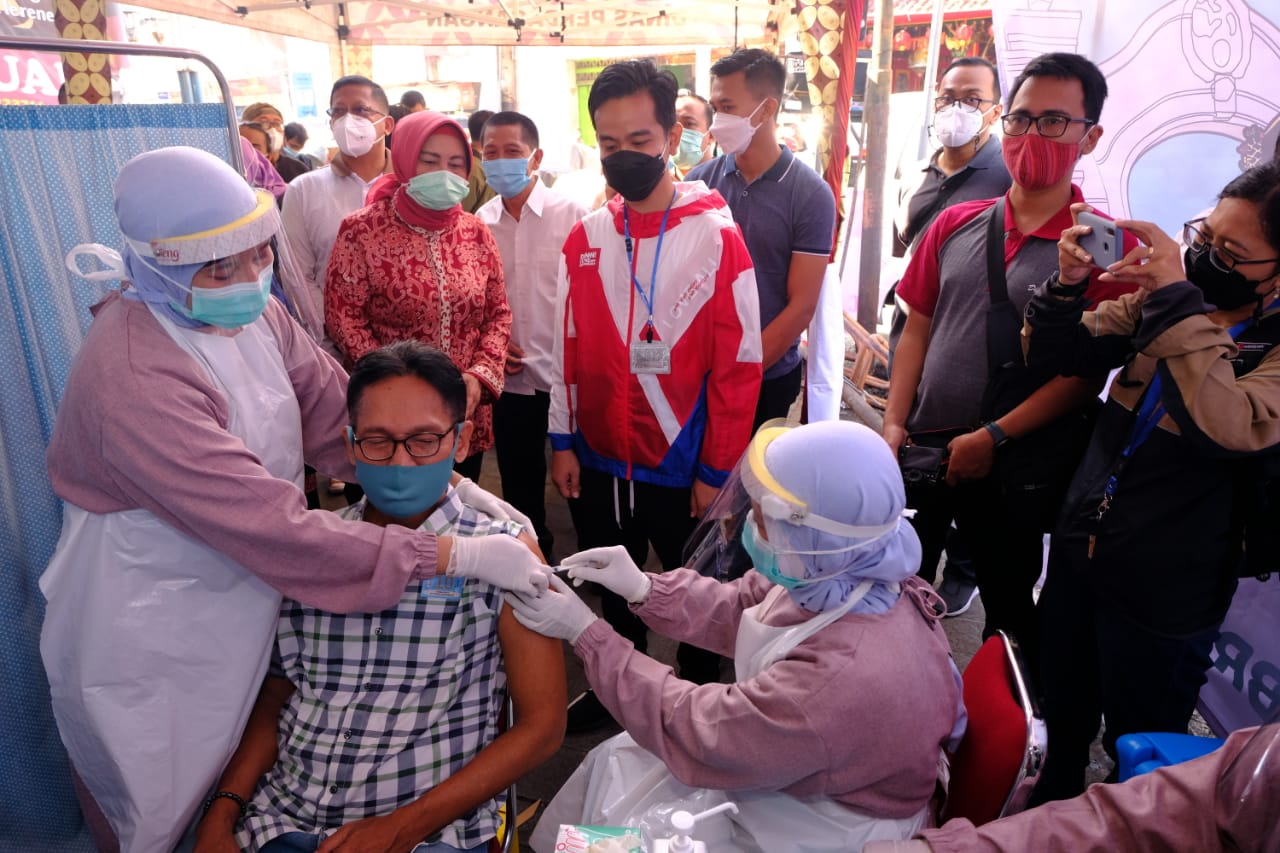 Wali Kota Solo Gibran Rakabuming Raka meninjau pelaksanaan vaksinasi corona. (MP/Ismail)