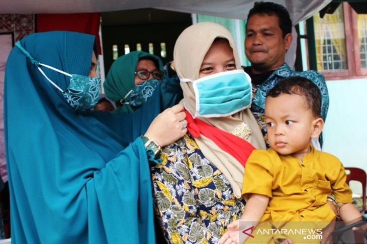 Ketua Tim PKK Kabupaten Aceh Barat, Evi Juwinda memakaikan masker kepada ibu menyusui kepada masyarakat Desa Paya Meugendrang, Kecamatan Woyla Timur, Kabupaten Aceh Barat, Selasa (10/11/2020) ANTARA/HO-Pemkab Aceh Barat