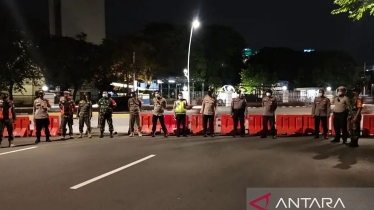  Aparat kepolisian bersama TNI, dan Satpol-PP menutup jalan antisipasi balap liar di depan Pertamina Jakarta Pusat, Senin malam (31/1/2022). ANTARA/Syaiful Hakim