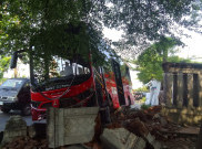 Bus Batik Solo Trans Tabrak Tugu Batas Kota Peninggalan PB X
