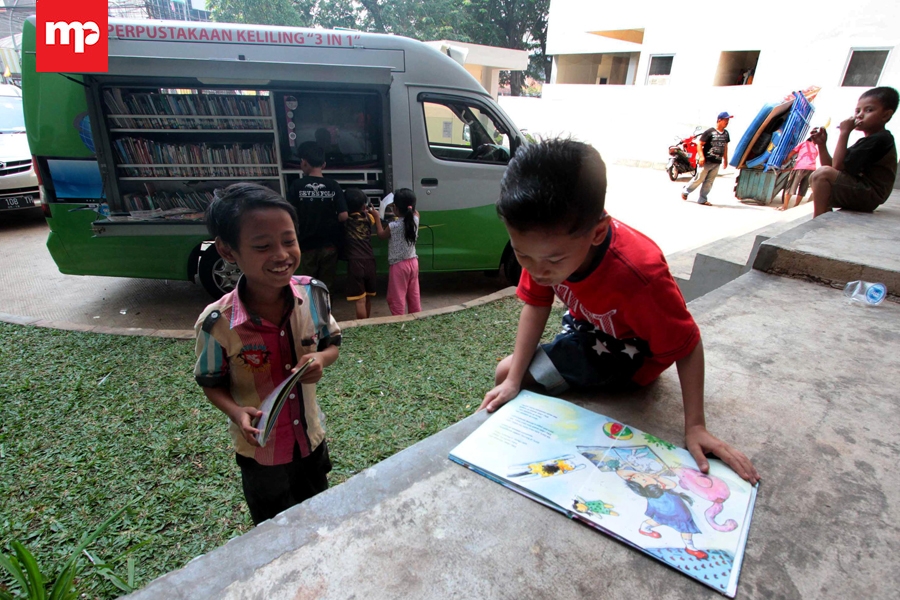 Keceriaan Anak-anak Sambut Perpustakaan Keliling