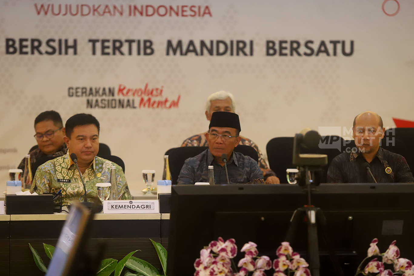 Menko PMK Muhadjir Effendy Pimpin Rapat Persiapan PON Dan Peparnas XVII 2024