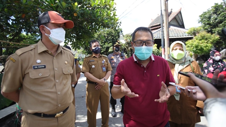 Warga Gotong Royong Saling Bantu Keluarga Isolasi Mandiri