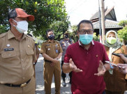 Warga Gotong Royong Saling Bantu Keluarga Isolasi Mandiri